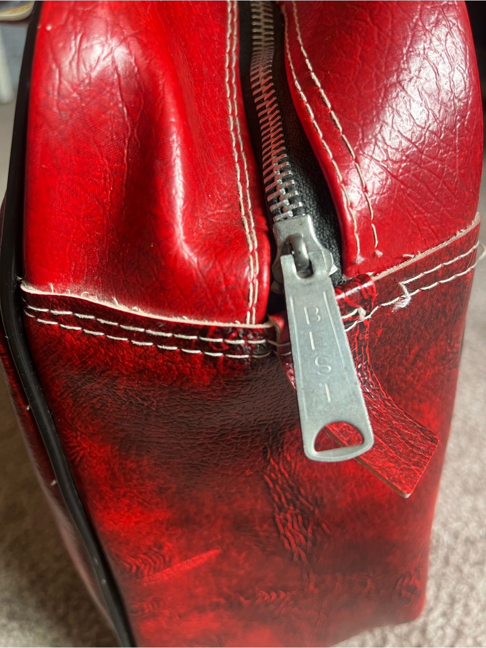 VTG 70’s Marbled Red Vinyl / Faux Leather Carry-On Travel Bag - Picture 5 of 7